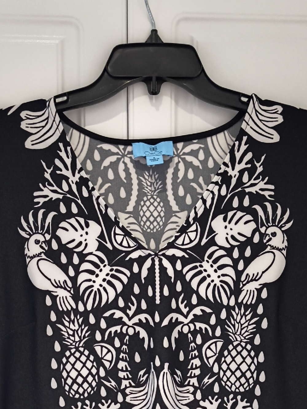 CeCe Black and White Tropical Tahitian Print Top